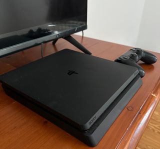 PS4 (PlayStation 4) Slim 1 TB + Mando + FIFA 18