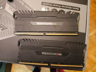 Kit RAM Corsair Vengeance RGB DDR4 16GB (2x8GB)