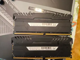 Kit RAM Corsair Vengeance RGB DDR4 16GB (2x8GB)