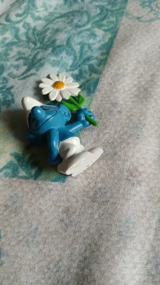 Puffo con fiore Puffo romantico