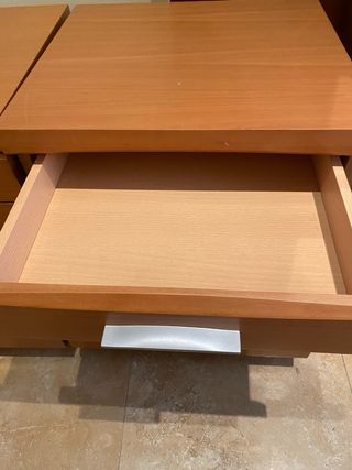 2 Mesitas de noche de madera maciza