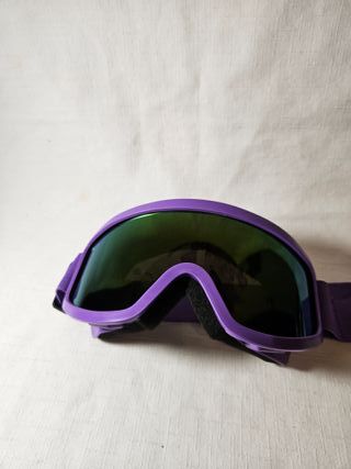 Gafas de esquí moradas
