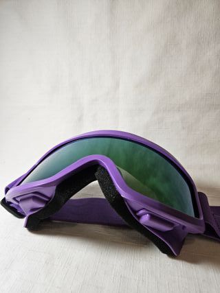 Gafas de esquí moradas