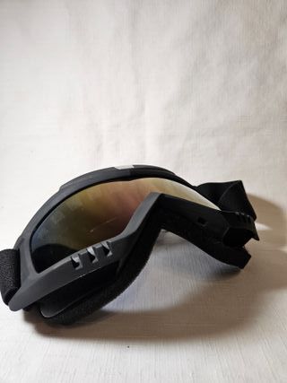 Gafas de esquí negras con lente multicolor