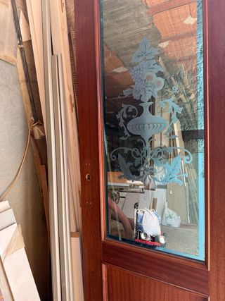 Puerta madera con cristal decorado