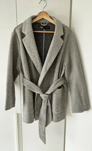 Chaqueta Zara Gris con Cinturón
