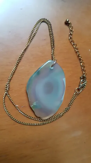 Collana con ciondolo pietra dura