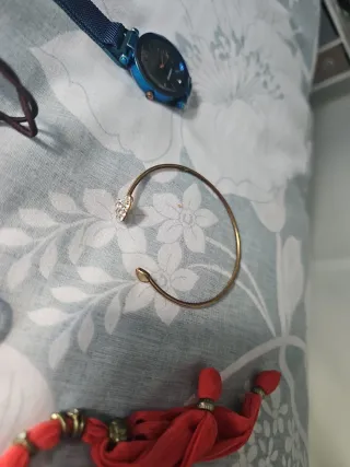 Lote de pulseras y reloj y acesorios movil