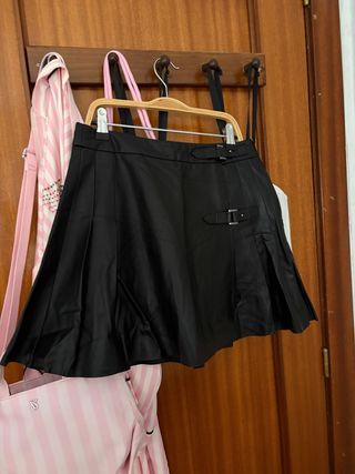 Falda polipiel negra con hebillas midi