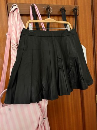 Falda polipiel negra con hebillas midi