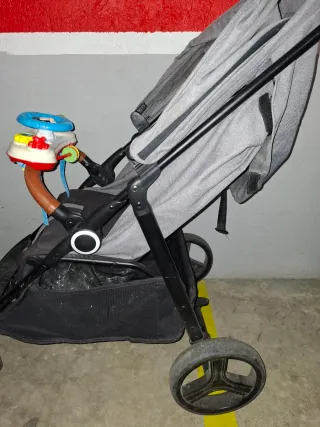 Silla de paseo gris y negra