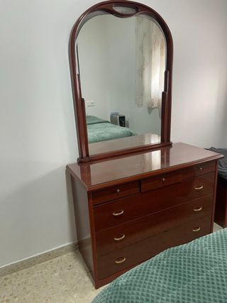 Mueble tocador de madera con espejo