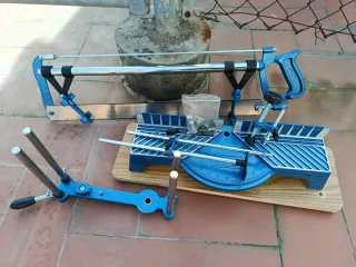 Ingletadora azul con accesorios