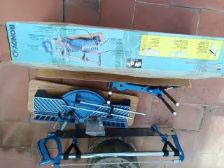 Ingletadora azul con accesorios