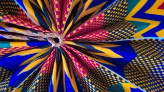 Abanico de tela multicolor