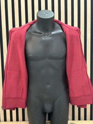 Sudadera con capucha roja