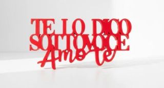 Scritta TE LO DICO SOTTO VOCE AMO TE