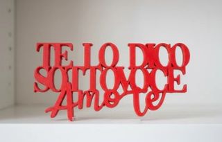 Scritta TE LO DICO SOTTO VOCE AMO TE