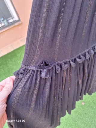 Vestido negro con detalles dorados