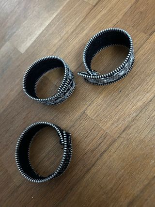 3 Pulseras Negras con Detalles Plateados