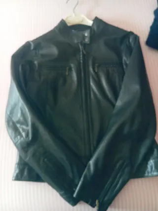 Cazadora de cuero mujer negra