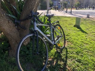 Bicicleta deportiva con portaequipaje