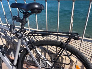 Bicicleta deportiva con portaequipaje