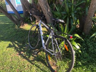 Bicicleta deportiva con portaequipaje