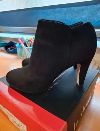 Botines negros de ante de tacón