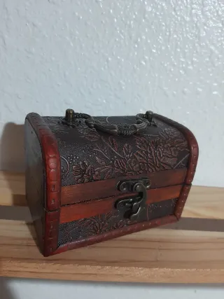 Cofre joyero de madera con detalles dorados