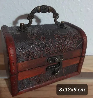 Cofre joyero de madera con detalles dorados