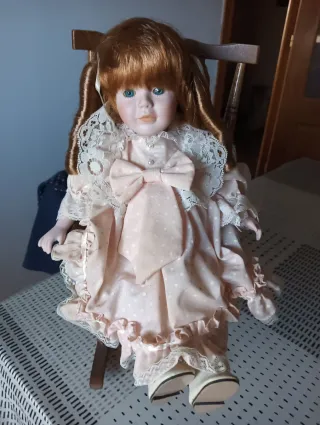 Muñeca porcelana antigua con mecedora