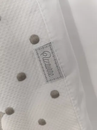 Minicuna blanca y gris con topitos