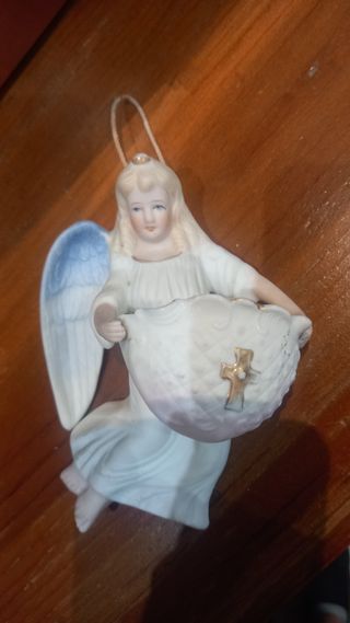 Antigua benditera de porcelana biscuitt.