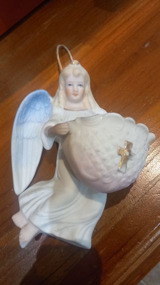 Antigua benditera de porcelana biscuitt.