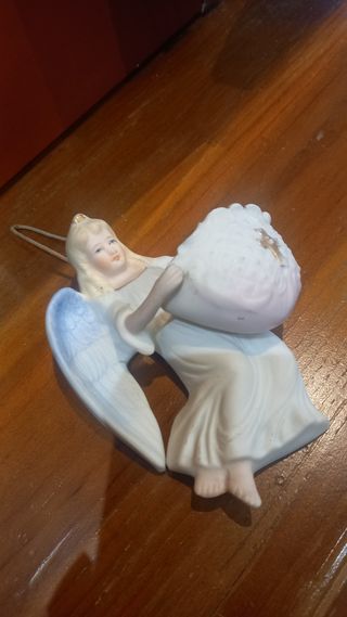 Antigua benditera de porcelana biscuitt.