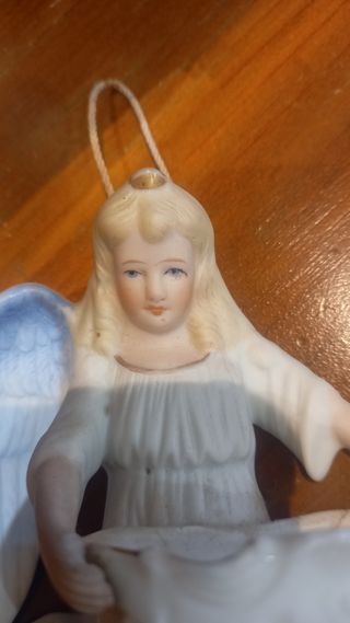 Antigua benditera de porcelana biscuitt.