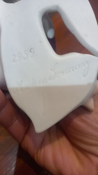 Antigua benditera de porcelana biscuitt.