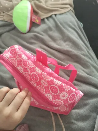 Mochila infantil con compartimentos en su interior