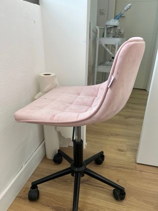 Silla rosa de terciopelo con ruedas