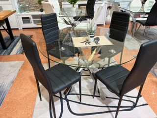 Mesa Comedor Cristal y Sillas Negras