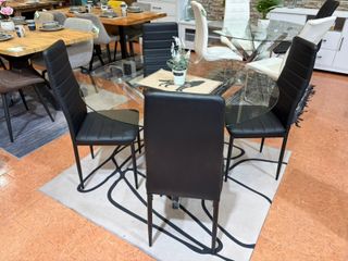 Mesa Comedor Cristal y Sillas Negras