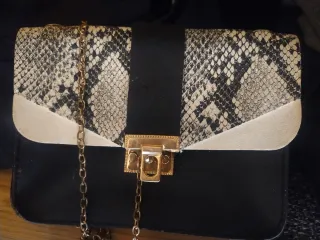 Bolso de mano con cadena y estampado serpiente
