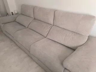 El sofá cuenta con 3 asientos amplios.