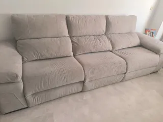 El sofá cuenta con 3 asientos amplios.