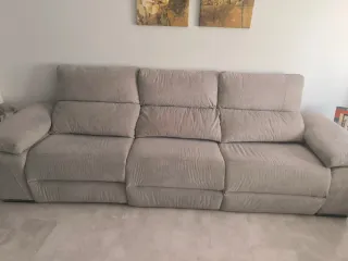El sofá cuenta con 3 asientos amplios.