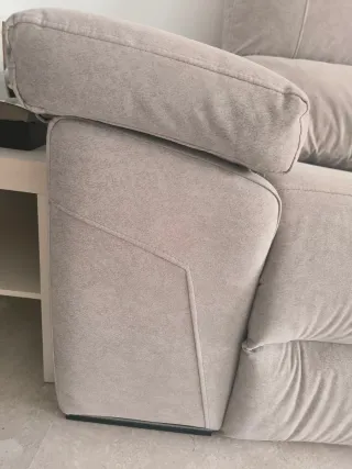 El sofá cuenta con 3 asientos amplios.