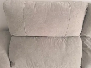 El sofá cuenta con 3 asientos amplios.