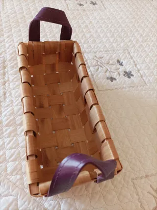 Cesta de mimbre con asas de cuero