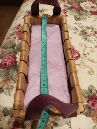 Cesta de mimbre con asas de cuero